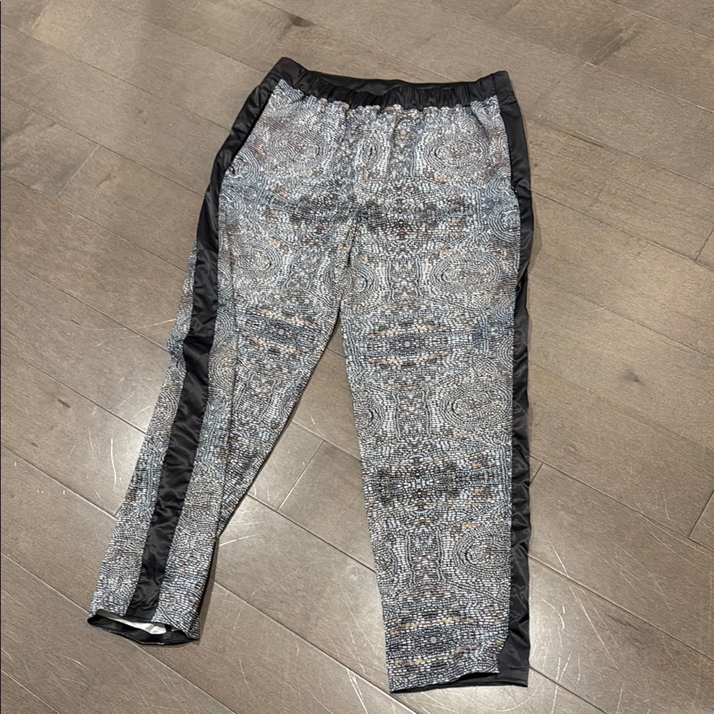 Sz 8 Lululemon Athletica Black and Gray Track Pants with bead Print